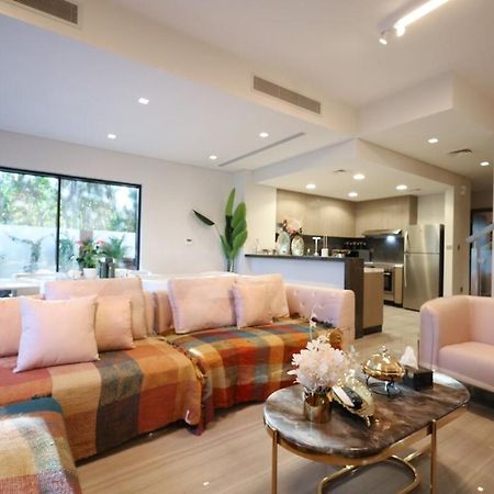 Stunning 4 Bed Villa, Private Pool, Damac Hills ドバイ エクステリア 写真
