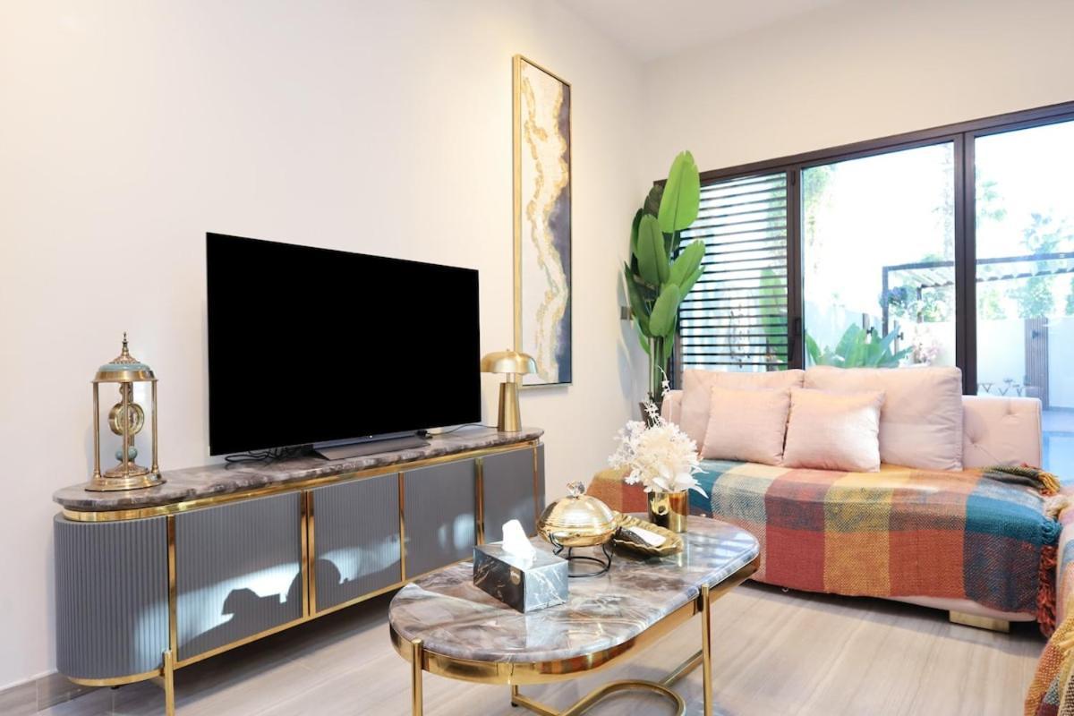 Stunning 4 Bed Villa, Private Pool, Damac Hills ドバイ エクステリア 写真