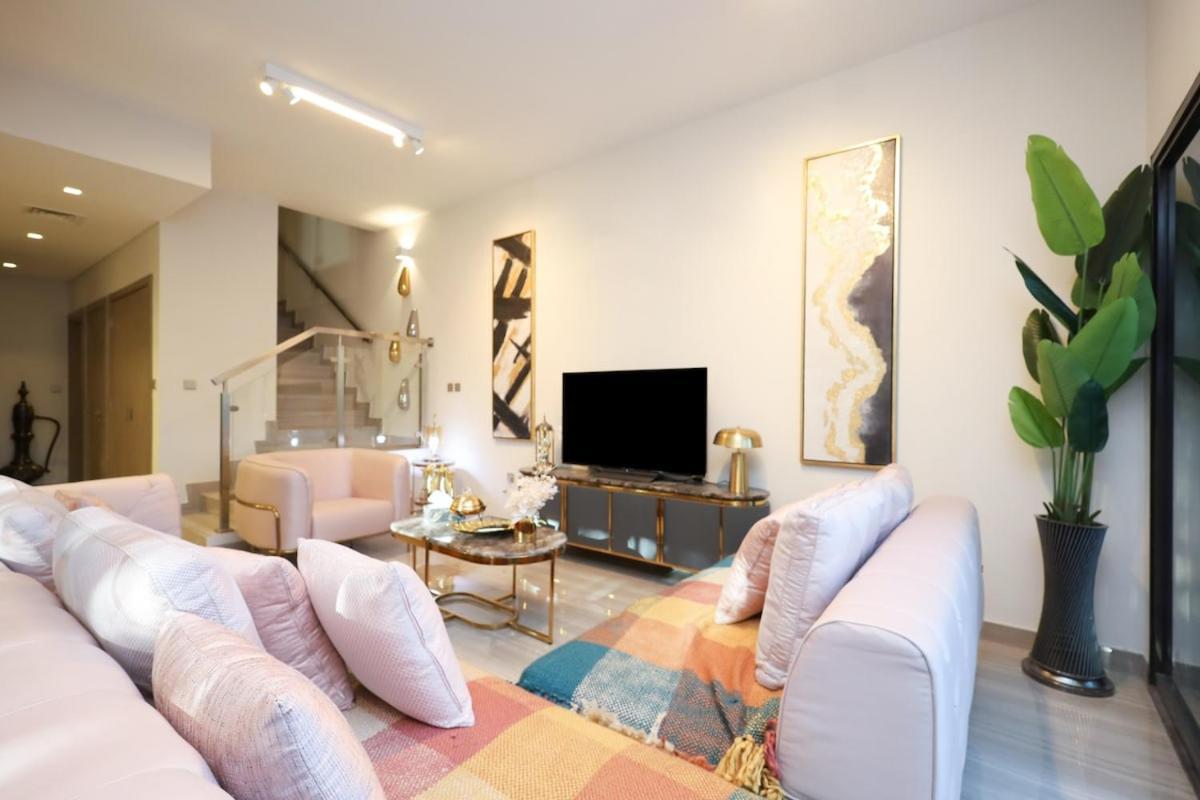 Stunning 4 Bed Villa, Private Pool, Damac Hills ドバイ エクステリア 写真