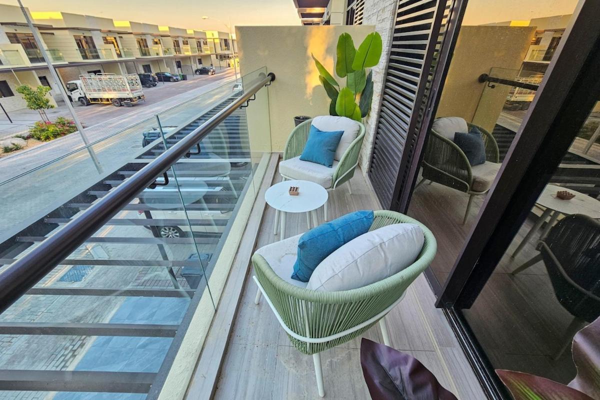 Stunning 4 Bed Villa, Private Pool, Damac Hills ドバイ エクステリア 写真